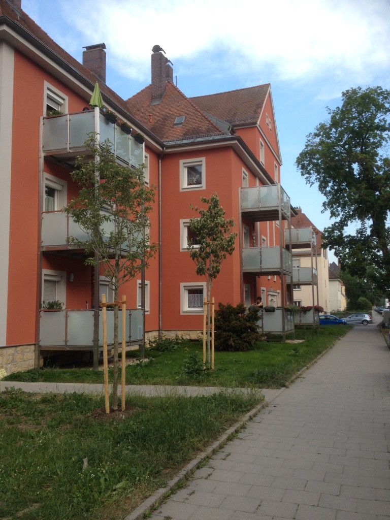 Montage von 3-stöckigen Balkontürmen in Regensburg (seitliche Ansicht)