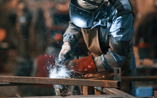 Industrielle Dienstleistungen - Industrielle und industrienahe Dienstleistungen rund um Montagearbeiten, Aufbau von Zaunsystemen und Arbeitsplatzgestaltung.